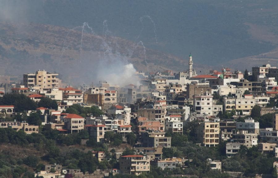 Fumo sul villaggio di Khiam, durante le ostilità  tra Hezbollah e le forze israeliane,  vicino al confine con Israele. Libano. (Reuters)