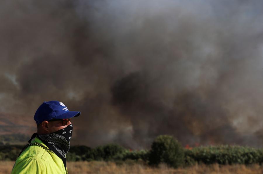 Il fumo si alza da un incendio nei pressi della zona dove è stato lanciato un razzo dal Libano  che ha ucciso un uomo atterrando in un kibbutz, a Horshat Tal, nel nord di Israele. (Reuters)