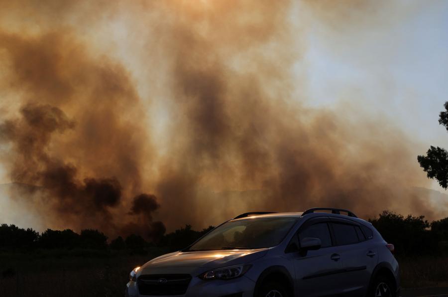 Il fumo si alza da un incendio nei pressi della zona dove è stato lanciato un razzo dal Libano  che ha ucciso un uomo atterrando in un kibbutz, a Horshat Tal, nel nord di Israele. (Reuters)