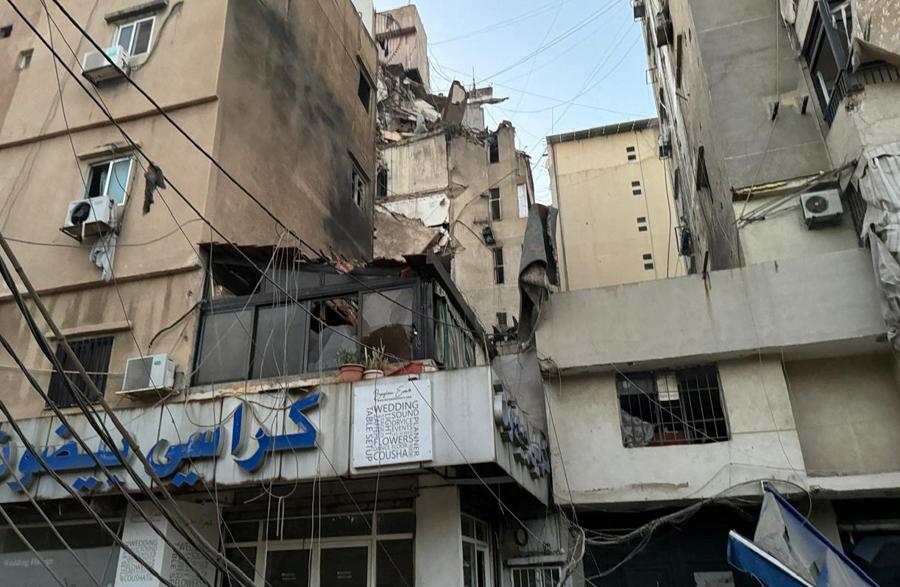 Un edificio danneggiato da un bombardamento israeliano nella periferia meridionale di Beirut.  (Reuters)