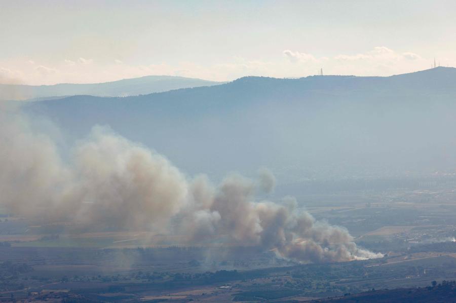 Una colonna di fumo dopo il colpo di un razzo lanciato dal Libano meridionale sulla regione dell’Alta Galilea, nel nord di Israele, il 30 luglio 2024, durante gli scontri transfrontalieri in corso tra le truppe israeliane e i combattenti di Hezbollah. (AFP)