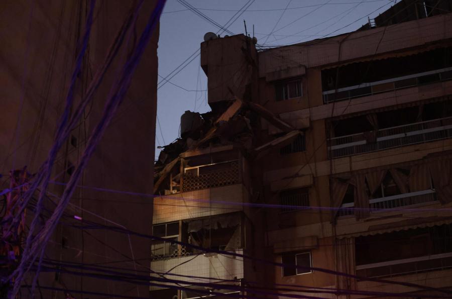 Un edificio danneggiato da un bombardamento israeliano nella periferia meridionale di Beirut. (AFP)