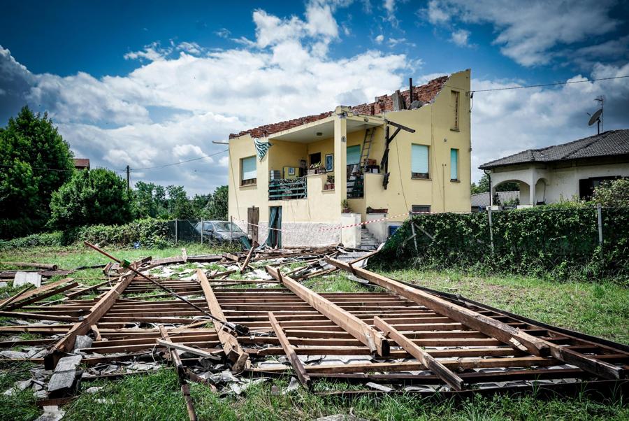 Tetti danneggiati da una tromba d'aria a Busano Canavese (Torino), 30 giugno 2024. Decine di persone hanno dovuto allontanarsi dal luogo di residenza abituale tra ieri sera e la scorsa notte nelle vallate alpine del Torinese per le conseguenze dell'ondata di maltempo.  (Ansa)