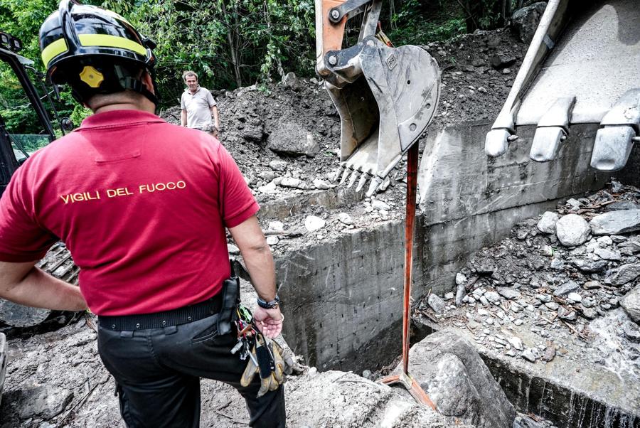 I soccorritori al lavoro per rimuovere le frane che si sono verificate nel corso dell'ondata di maltempo, Noasca (Torino), 30 giugno 2024. Decine di persone hanno dovuto allontanarsi dal luogo di residenza abituale tra ieri sera e la scorsa notte nelle vallate alpine del Torinese. (Ansa)