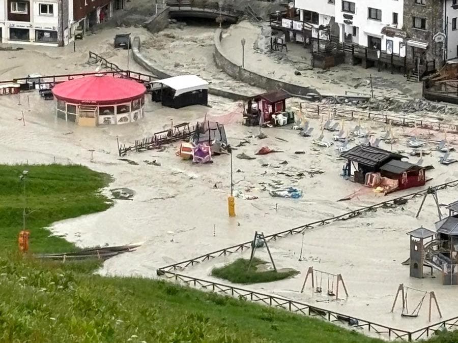 La frana, causata dal maltempo che ha colpito l'area alpina nelle ultime ore, che di fatto ha isolato Cervinia, 30 giugno 2024. (Ansa)