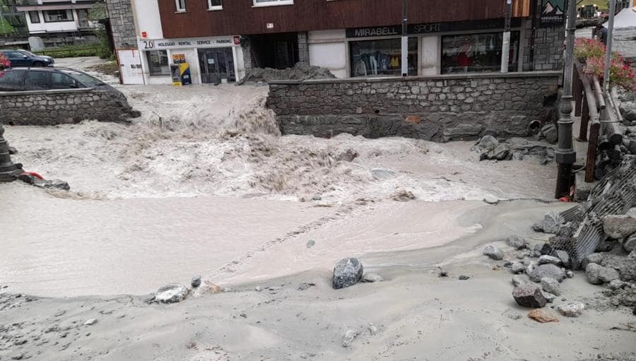 La frana, causata dal maltempo che ha colpito l'area alpina nelle ultime ore, che di fatto ha isolato Cervinia, 30 giugno 2024. (Ansa)