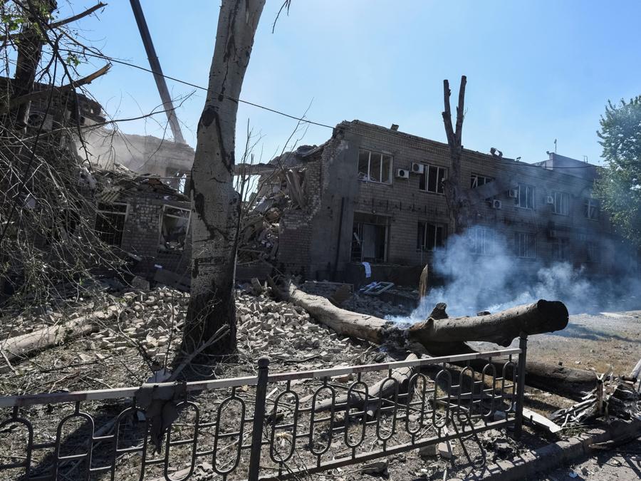Il luogo di un attacco missilistico russo a Kryvyi Rih, regione di Dnipropetrovsk. (REUTERS/Mykola Synelnykov)