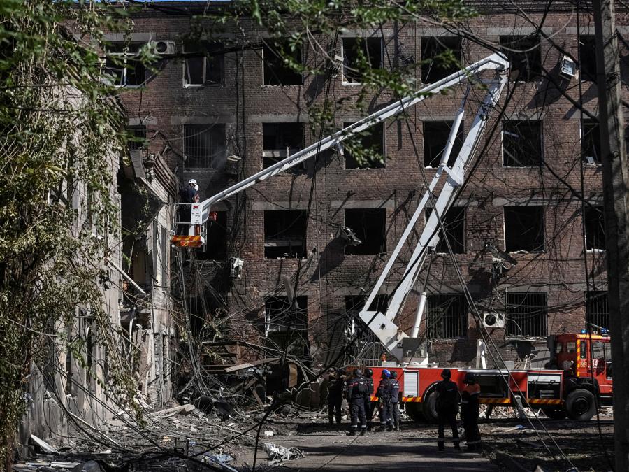 I soccorritori lavorano nel sito di un condominio colpito da un attacco missilistico russo a Kryvyi Rih, regione di Dnipropetrovsk. (REUTERS/Mykola Synelnykov)