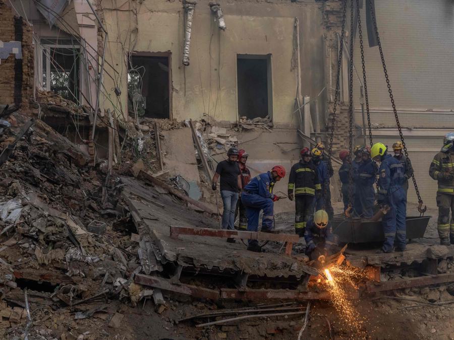 Il personale di emergenza e di soccorso opera e ripulisce le macerie dell’edificio distrutto dell’ospedale pediatrico Ohmatdyt a seguito di un attacco missilistico nella capitale ucraina di Kiev. (Photo by Roman Pilipey / AFP)