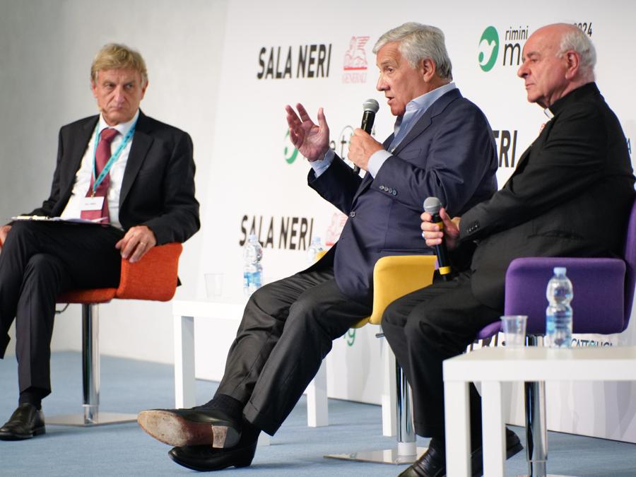 Da sinistra, il presidente Fondazione Meeting per l’amicizia fra i popoli Bernhard Scholz insieme al ministro degli Affari esteri e della cooperazione internazionale Antonio Tajani e al presidente della Pontificia Accademia per la Vita monsignor Vincenzo Paglia al Meeting di Rimini, 22 agosto 2024.(ANSA/Dorin Mihai)