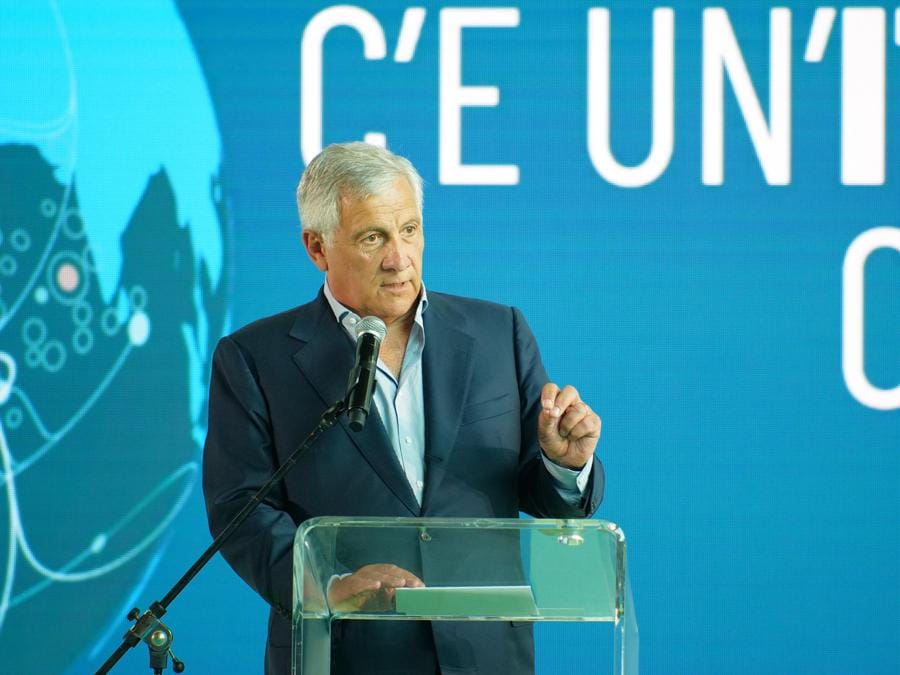 Il ministro degli Affari esteri e della cooperazione internazionale Antonio Tajani al Meeting di Rimini, 22 agosto 2024. (ANSA/Dorin Mihai)