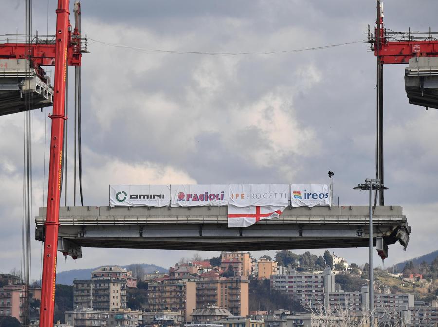 Lavori di demolizione del ponte Morandi a Genova nel febbraio 2019. ANSA/LUCA ZENNARO