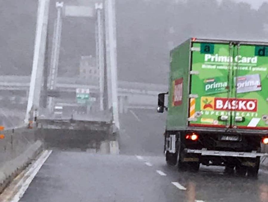 Il crollo di un ampio tratto del ponte Morand. ANSA