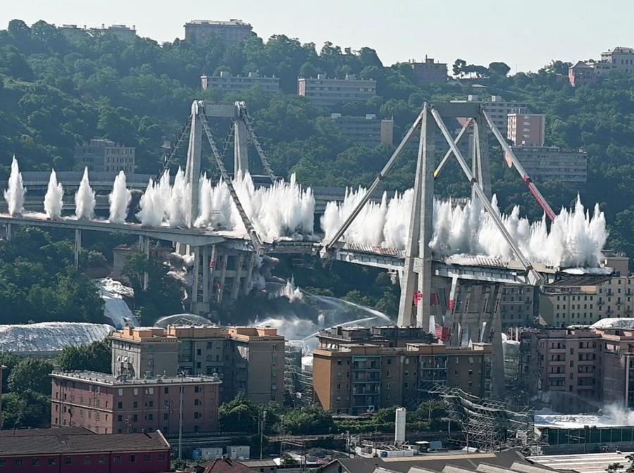 La demolizione delle grandi torri 10 e 11 del ponte Morandi mediante cariche microesplosive, a Genova nel giugno 2019. ANSA/LUCA ZENNARO