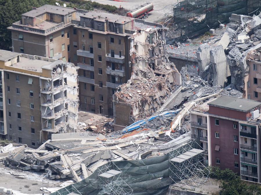 Il giorno dopo della demolizione dei piloni 10 e 11del Ponte Morandi con cariche microesplosive. Genova 29 giugno 2019.ANSA/LUCA ZENNARO