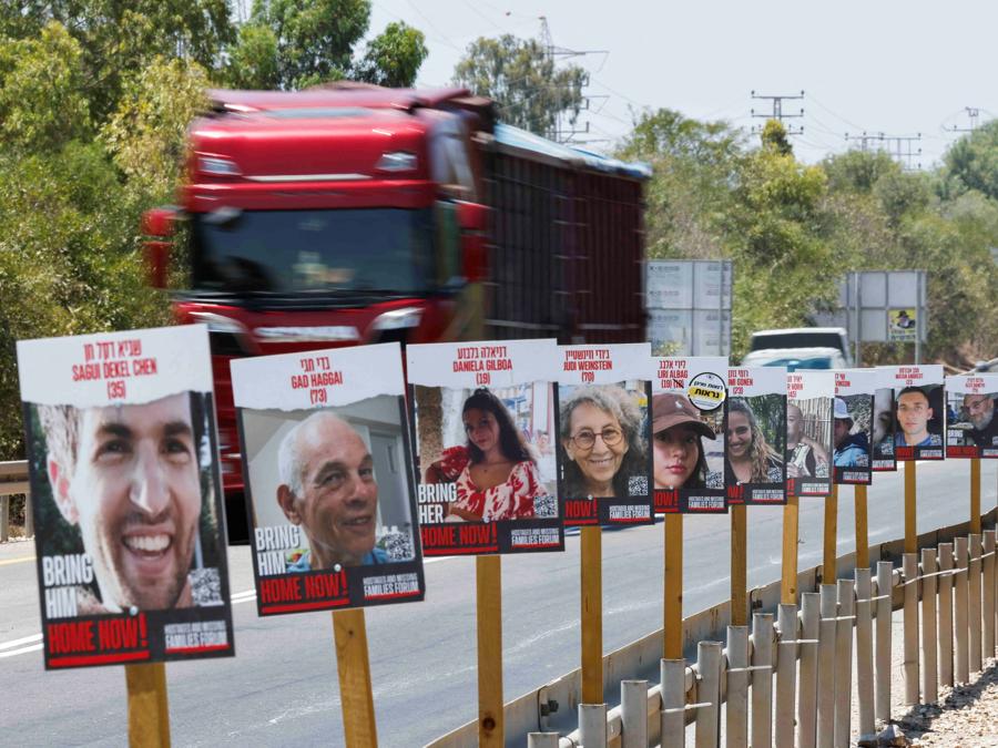 Al Kibbutz Saad, nel sud di Israele, le foto degli ostaggi israeliani vengono affisse lungo una strada, nel giorno che segna i 300 giorni dall’attacco mortale del 7 ottobre da parte di uomini armati di Hamas provenienti da Gaza. (REUTERS/Amir Cohen)
