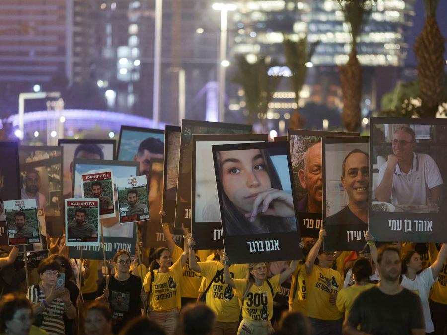 Gli Israeliani prendono parte a una marcia che celebra i 300 giorni dall’attacco mortale del 7 ottobre e chiedono il rilascio immediato degli ostaggi tenuti a Gaza. (REUTERS/Ricardo Moraes)