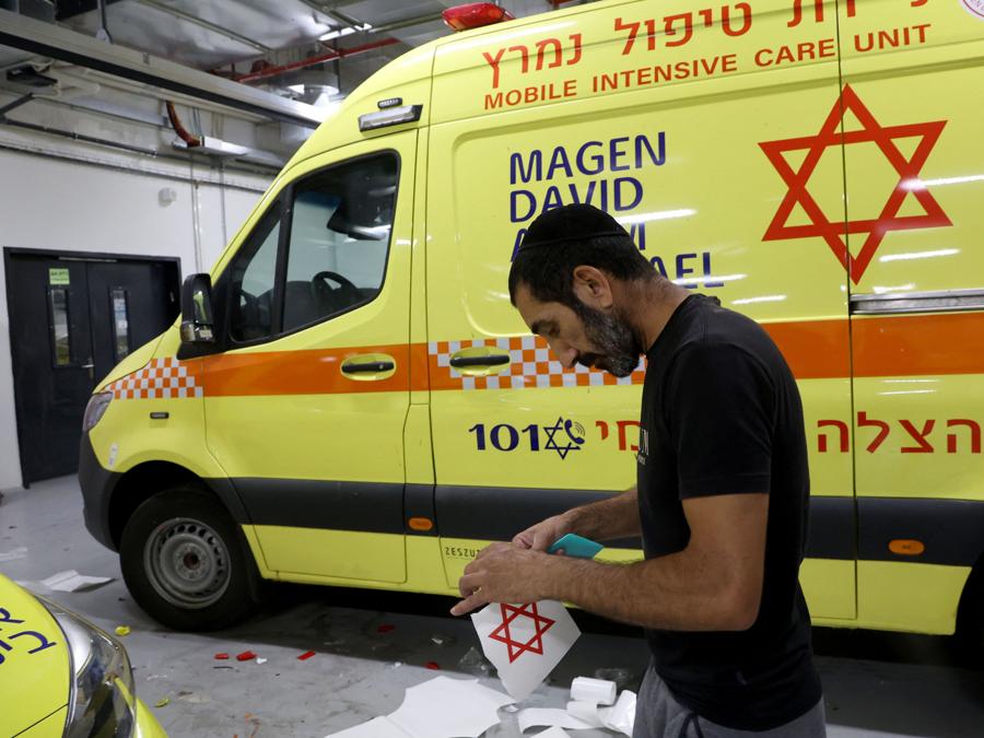 Gli operatori preparano le nuove ambulanze e i veicoli in un rifugio presso la banca del sangue del centro principale del servizio di emergenza nazionale Magen David Adom (Stella Rossa di David) israeliano, nella città centrale israeliana di Ramla, vicino a Tel Aviv. (Photo by Gil Cohen-Magen / AFP)