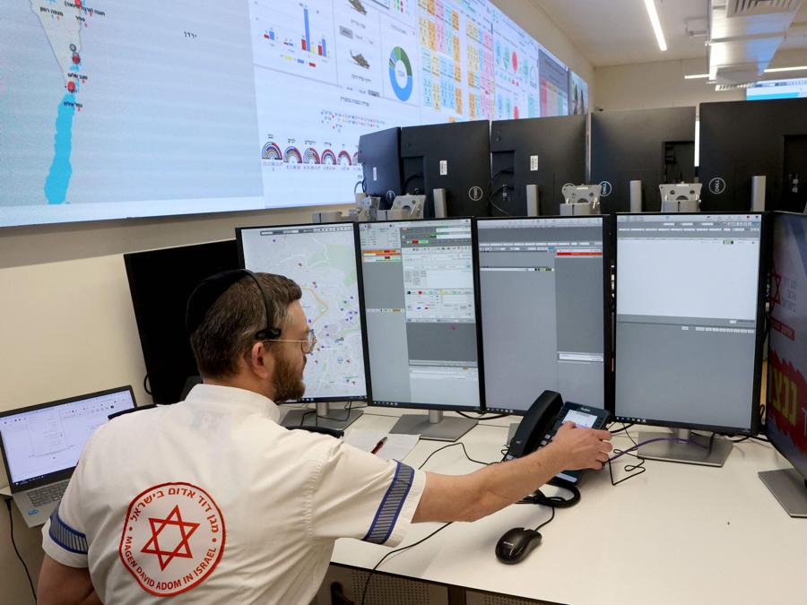 Personale medico alla centrale telefonica del centro principale del Magen David Adom (Stella Rossa di David) israeliano, servizio di emergenza nazionale, nella città centrale israeliana di Ramla, vicino a Tel Aviv. (Photo by Gil Cohen-Magen / AFP)