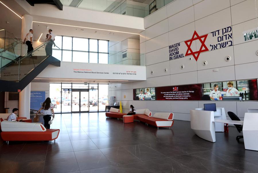 L’ingresso principale del Magen David Adom (Stella Rossa di David) israeliano, servizio di emergenza nazionale, nella città centrale israeliana di Ramla, vicino a Tel Aviv. (Photo by Gil Cohen-Magen / AFP)