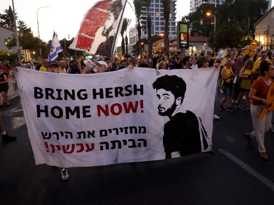 A Tel Aviv, sostenitori e parenti degli Israeliani tenuti in ostaggio dai militanti palestinesi nella Striscia di Gaza dagli attacchi del 7 ottobre, manifestano per chiedere il loro rilascio a 300 giorni dal loro rapimento. (Photo by Gil Cohen-Magen / AFP)