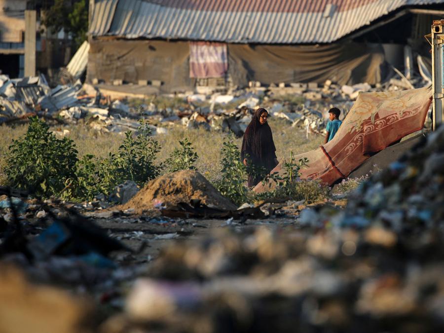 Una donna si prende cura delle sue piante nel campo profughi palestinese di al-Maghazi, nel centro della Striscia di Gaza. (Photo by Eyad Baba / AFP)