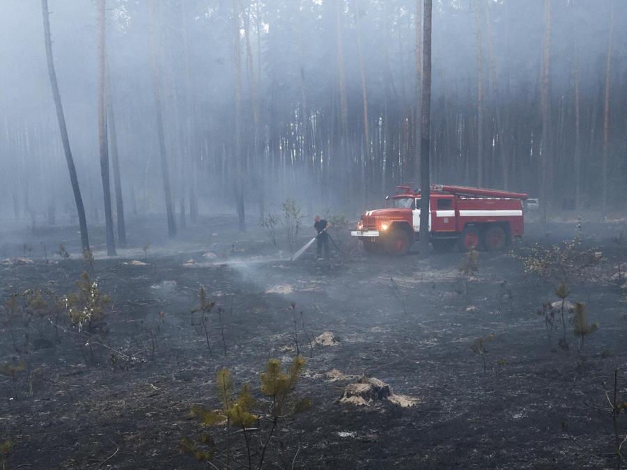 Soccorritori ucraini lavorano per spegnere un incendio in una foresta dopo il bombardamento nella città di Bogodukhiv, regione di Kharkiv, Ucraina nordorientale. EPA/SERGEY KOZLOV