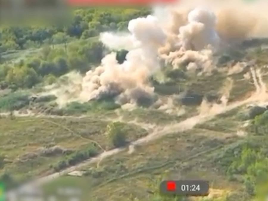 Il fumo si alza a causa delle esplosioni durante un attacco ucraino contro un posto di comando di un plotone russo che secondo l’aeronautica ucraina è stato condotto utilizzando una bomba GBU-39 di fabbricazione statunitense, a 2-ya Muzhitsa, distretto di Glushkovsky, regione di Kursk, Russia. Reuters cannot independently verify what type of weapon was fired. Ukraine's Air Force Commander Mykola Oleshchuk/via REUTERS