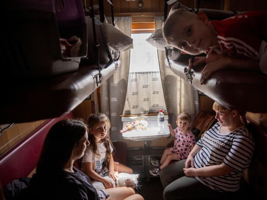 AUna famiglia siede su un treno di evacuazione mentre fugge dall’avanzata delle truppe russe, nel mezzo dell’attacco russo all’Ucraina, a Pokrovsk, Ucraina. REUTERS/Thomas Peter