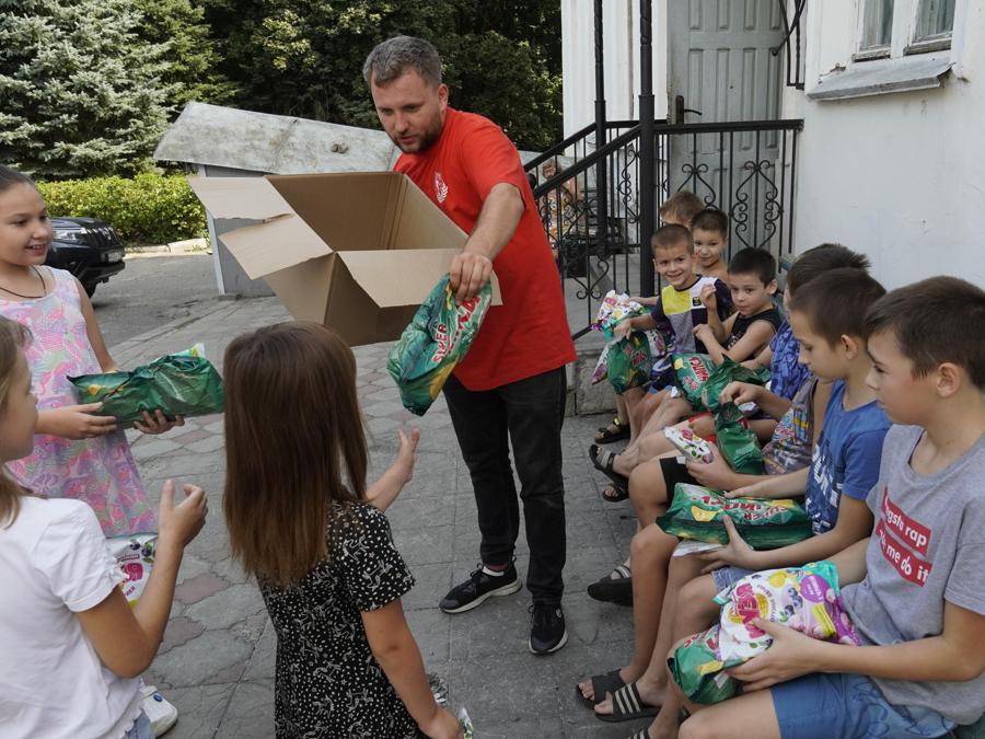 Un volontario distribuisce gli aiuti umanitari raccolti a Mosca e Donetsk in un punto di alloggio temporaneo a Kursk, Russia. EPA/STRINGER
