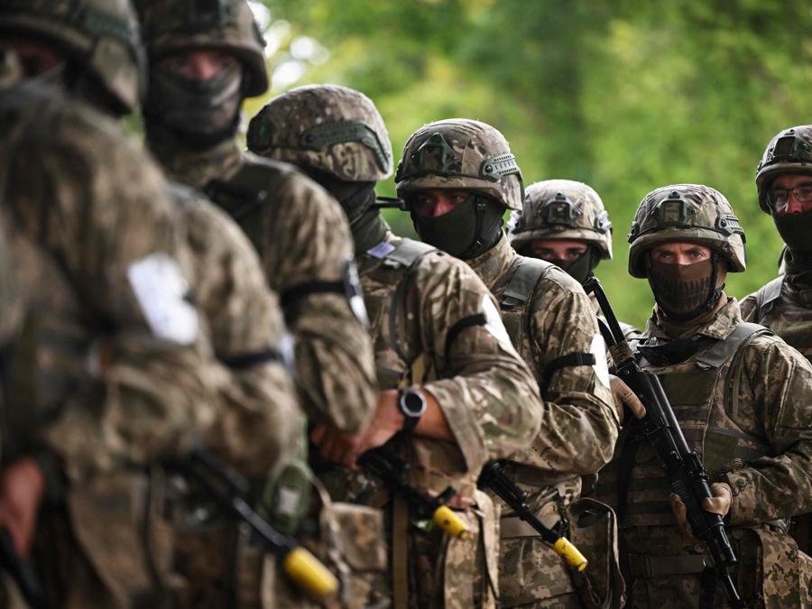 Soldati ucraini prendono parte a un’esercitazione di simulazione di vittime organizzata dalle forze armate britanniche, come parte del programma Interflex, nel sud dell’Inghilterra. (Photo by Justin TALLIS / AFP)