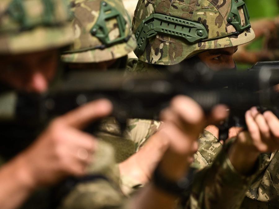 Soldati ucraini prendono parte a un’esercitazione di simulazione di vittime organizzata dalle forze armate britanniche, come parte del programma Interflex, nel sud dell’Inghilterra. (Photo by Justin TALLIS / AFP)