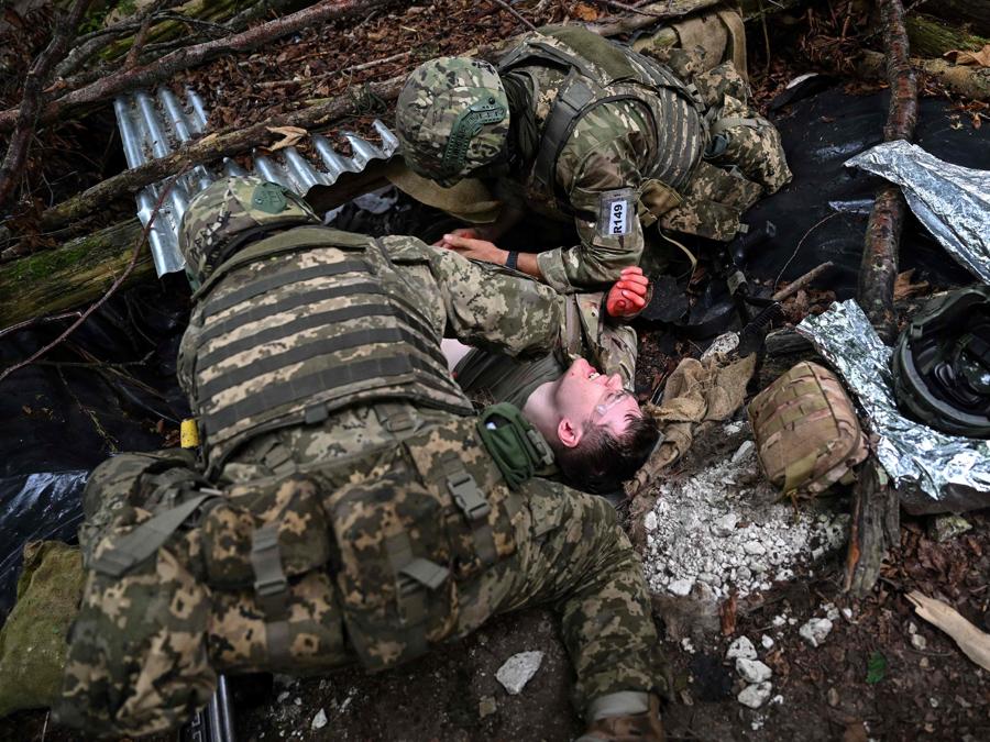 Soldati ucraini prendono parte a un’esercitazione di simulazione di vittime organizzata dalle forze armate britanniche, come parte del programma Interflex, nel sud dell’Inghilterra. (Photo by Justin TALLIS / AFP)