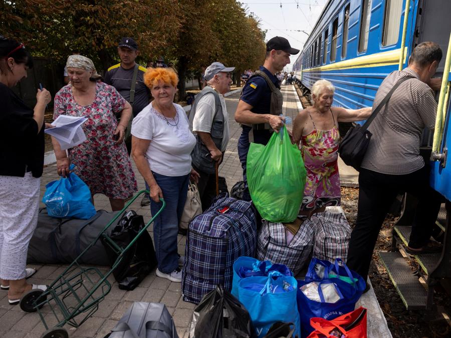 I residenti locali salgono su un treno di evacuazione mentre fuggono dall’avanzata delle truppe russe a Pokrovsk, Ucraina. REUTERS/Thomas Peter