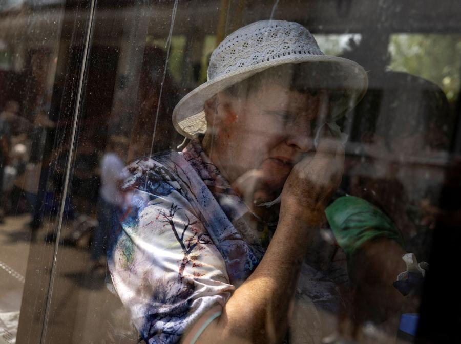 Una donna piange mentre siede su un autobus di evacuazione mentre la gente del posto fugge dall’avanzata delle truppe russe a Pokrovsk, Ucraina. REUTERS/Thomas Peter
