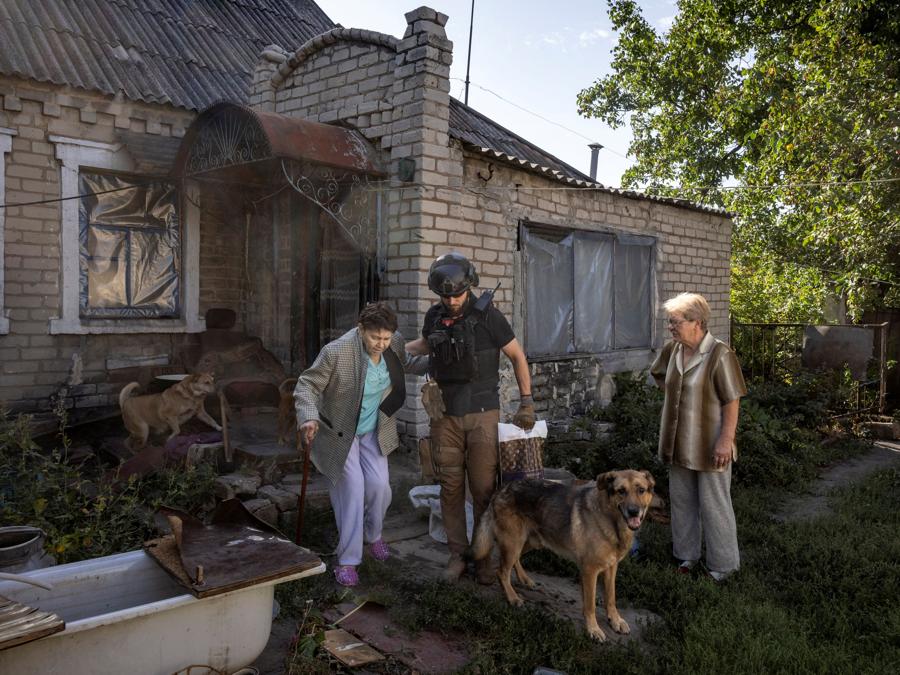Un volontario di East SOS assiste un residente che sta fuggendo da casa a causa dell’avanzata russa, nel mezzo dell’attacco russo all’Ucraina, a Selydove vicino a Pokrovsk, Ucraina. REUTERS/Thomas Peter