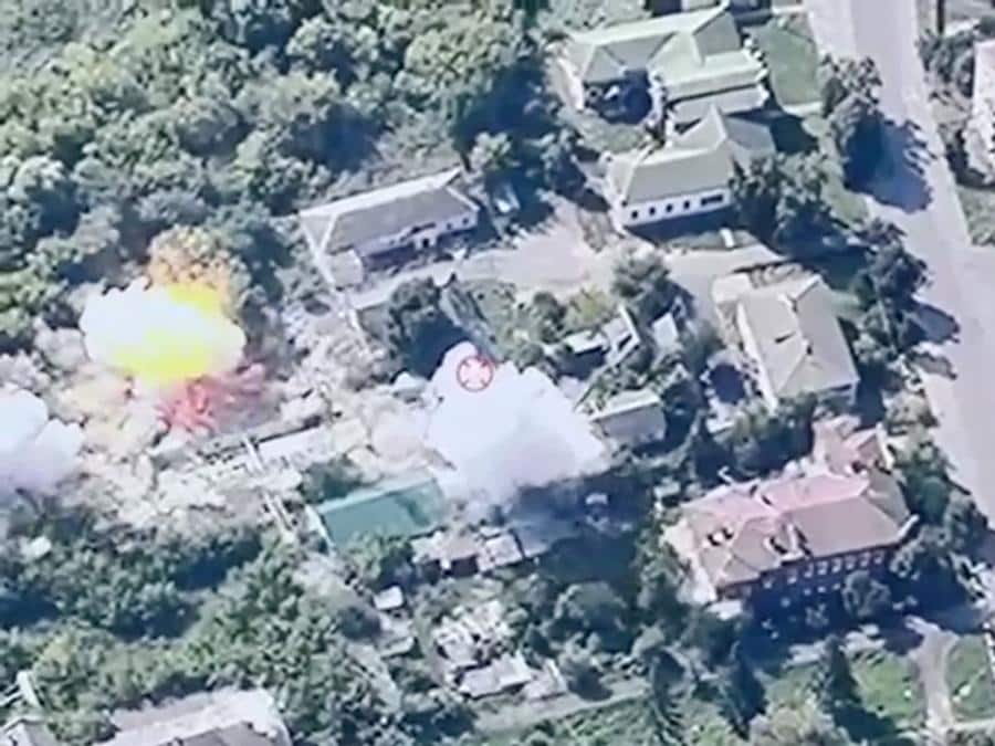 Il fumo si alza a causa delle esplosioni durante un attacco ucraino a Glushkovo, nella regione di Kursk, in Russia. Ukraine's Air Force Commander Mykola Oleshchuk/via REUTERS