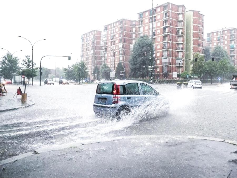 Il maltempo a Torino dove nel pomeriggio si è abbattuto un nubifragio che in alcuni quartieri ha assunto le connotazioni di una grandinata. Nella zona Lingotto le strade si solo allagate diventando veri fiumi (ANSA/JESSICA PASQUALON)