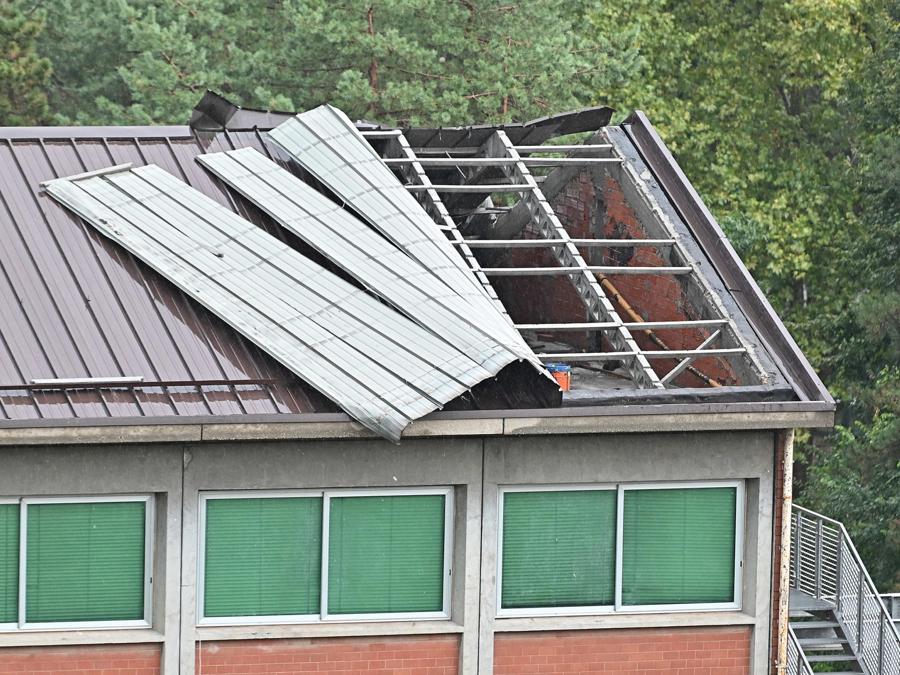 Un tetto danneggiato dal forte vento durante il nubifragio che ha interessato. (ANSA/ALESSANDRO DI MARCO)