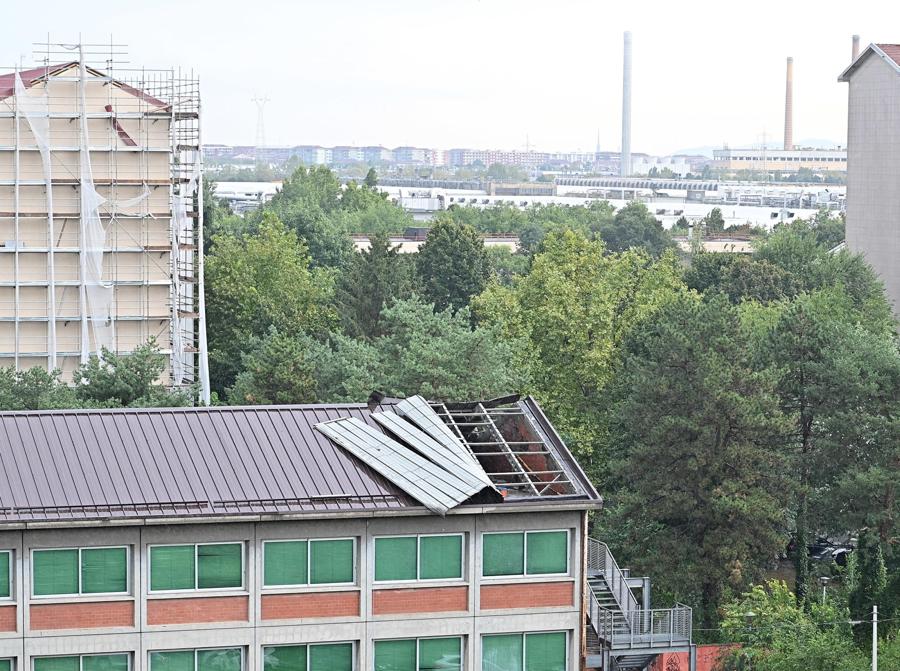 Un tetto danneggiato dal forte vento durante il nubifragio che ha interessato. (ANSA/ALESSANDRO DI MARCO)