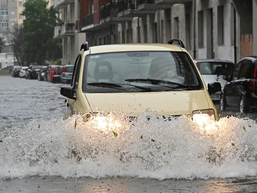 Alberi caduti e allagamenti causati dal nubifragio che ha interessato Torino. (ANSA/ALESSANDRO DI MARCO)