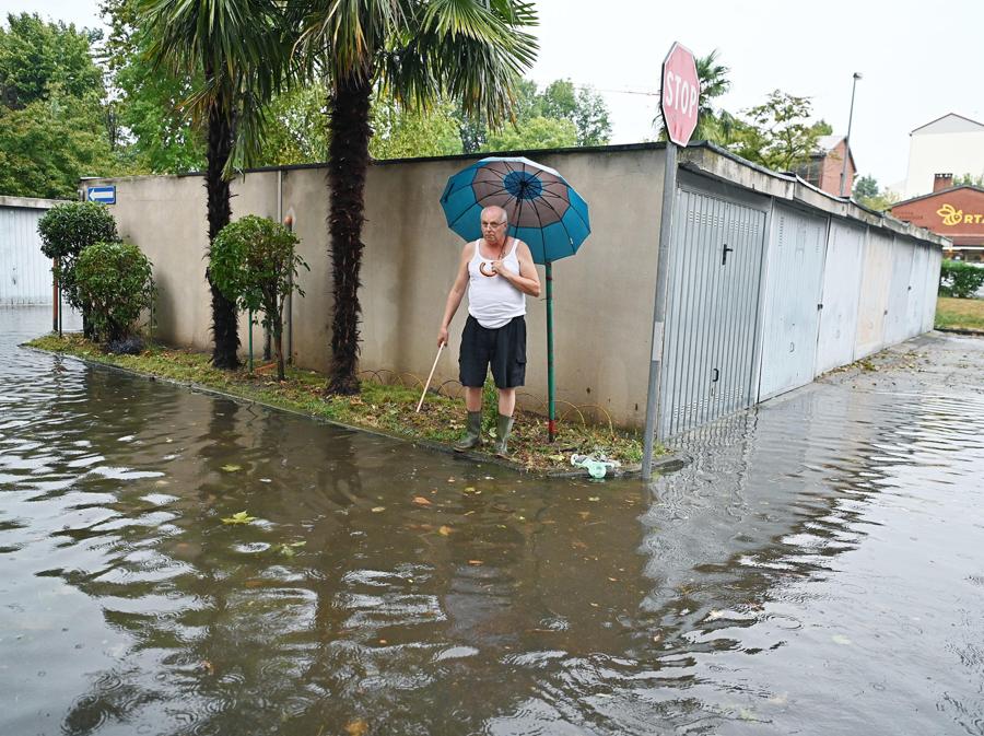 Alberi caduti e allagamenti causati dal nubifragio che ha interessato Torino. (ANSA/ALESSANDRO DI MARCO)