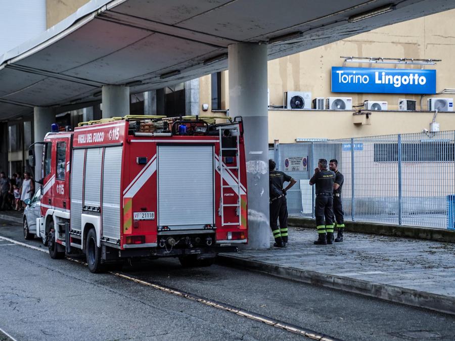 Un mezzo di soccorso in azione dopo che è crollato il controsoffitto del bar della stazione Torino Lingotto, a causa del nubifragio che si è abbattuto sulla città nel pomeriggio del 14 agosto 2024. Non ci sono feriti (ANSA/JESSICA PASQUALON)