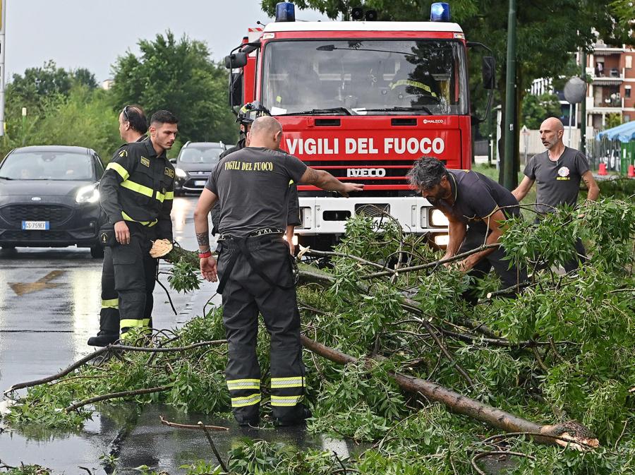 Alberi caduti e allagamenti causati dal nubifragio che ha interessato Torino. (ANSA/ALESSANDRO DI MARCO)