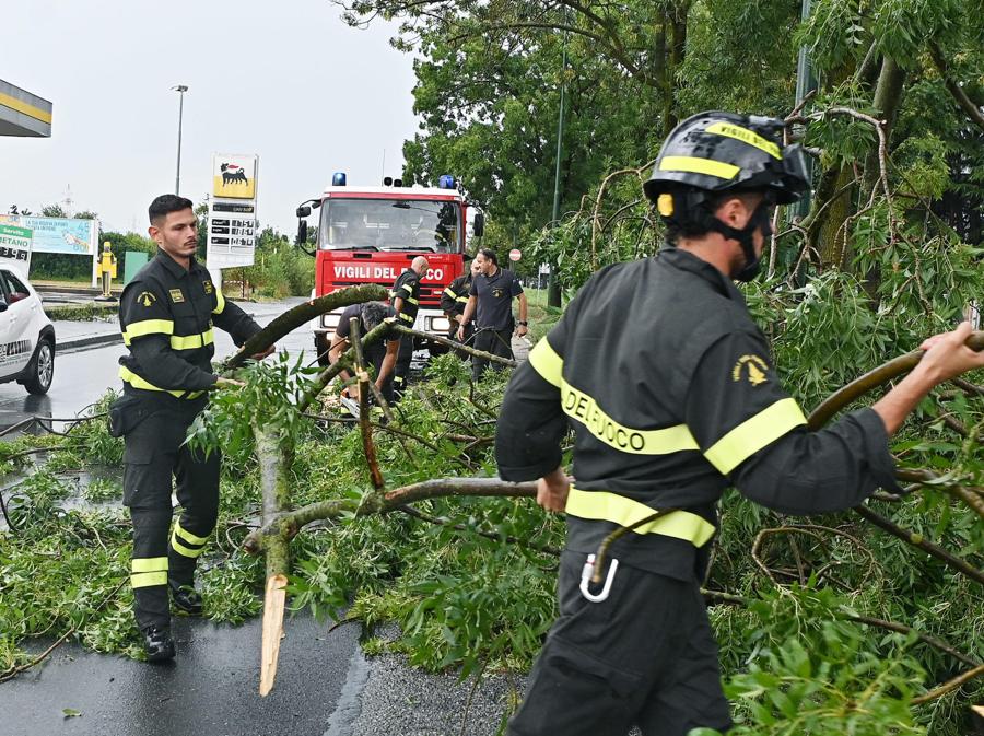 Alberi caduti e allagamenti causati dal nubifragio che ha interessato Torino. (ANSA/ALESSANDRO DI MARCO)
