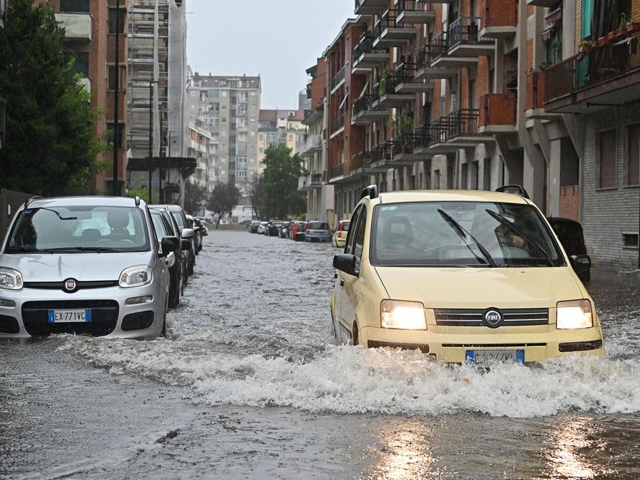 Alberi caduti e allagamenti causati dal nubifragio che ha interessato Torino. (ANSA/ALESSANDRO DI MARCO)