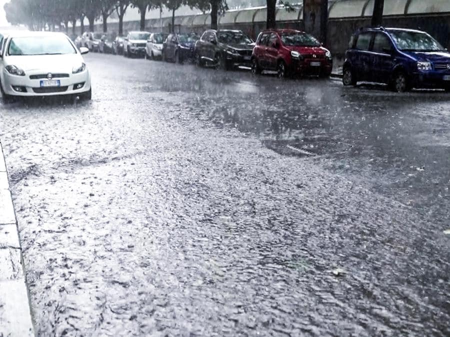 Il maltempo a Torino dove nel pomeriggio si è abbattuto un nubifragio che in alcuni quartieri ha assunto le connotazioni di una grandinata. Nella zona Lingotto le strade si solo allagate diventando veri fiumi (ANSA/JESSICA PASQUALON)