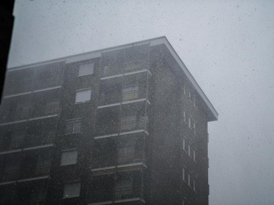 Il maltempo a Torino dove nel pomeriggio si è abbattuto un nubifragio che in alcuni quartieri ha assunto le connotazioni di una grandinata. Nella zona Lingotto le strade si solo allagate diventando veri fiumi (ANSA/JESSICA PASQUALON)