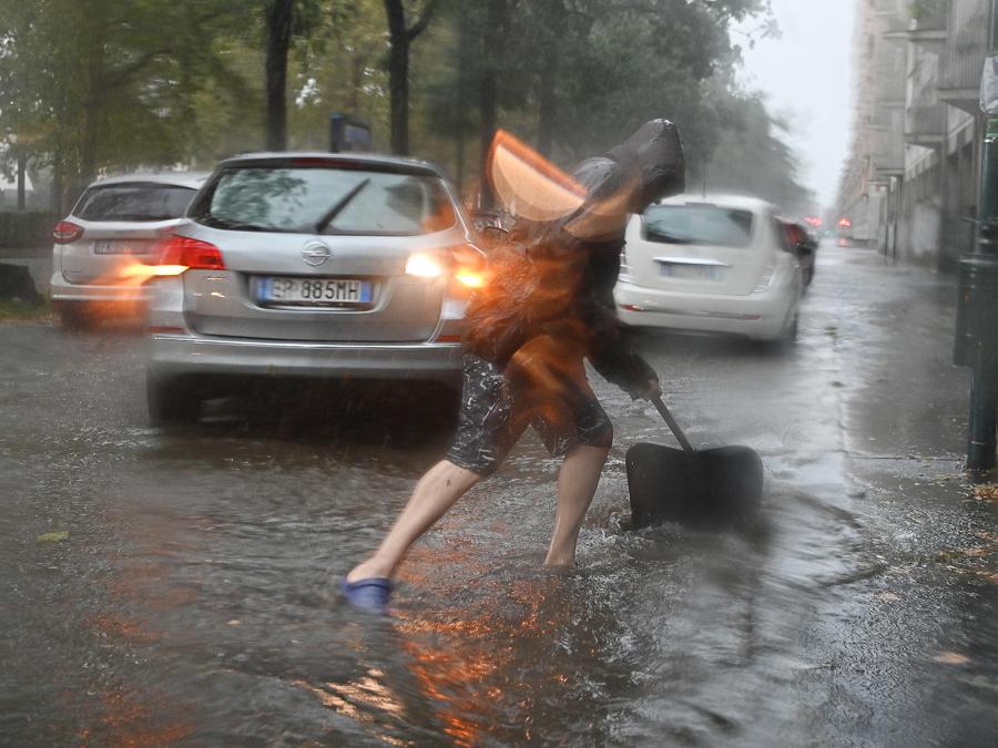 Alberi caduti e allagamenti causati dal nubifragio che ha interessato Torino. (ANSA/ALESSANDRO DI MARCO)