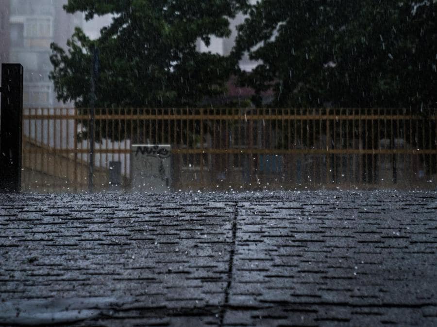 Il maltempo a Torino dove nel pomeriggio si è abbattuto un nubifragio che in alcuni quartieri ha assunto le connotazioni di una grandinata. Nella zona Lingotto le strade si solo allagate diventando veri fiumi (ANSA/JESSICA PASQUALON)